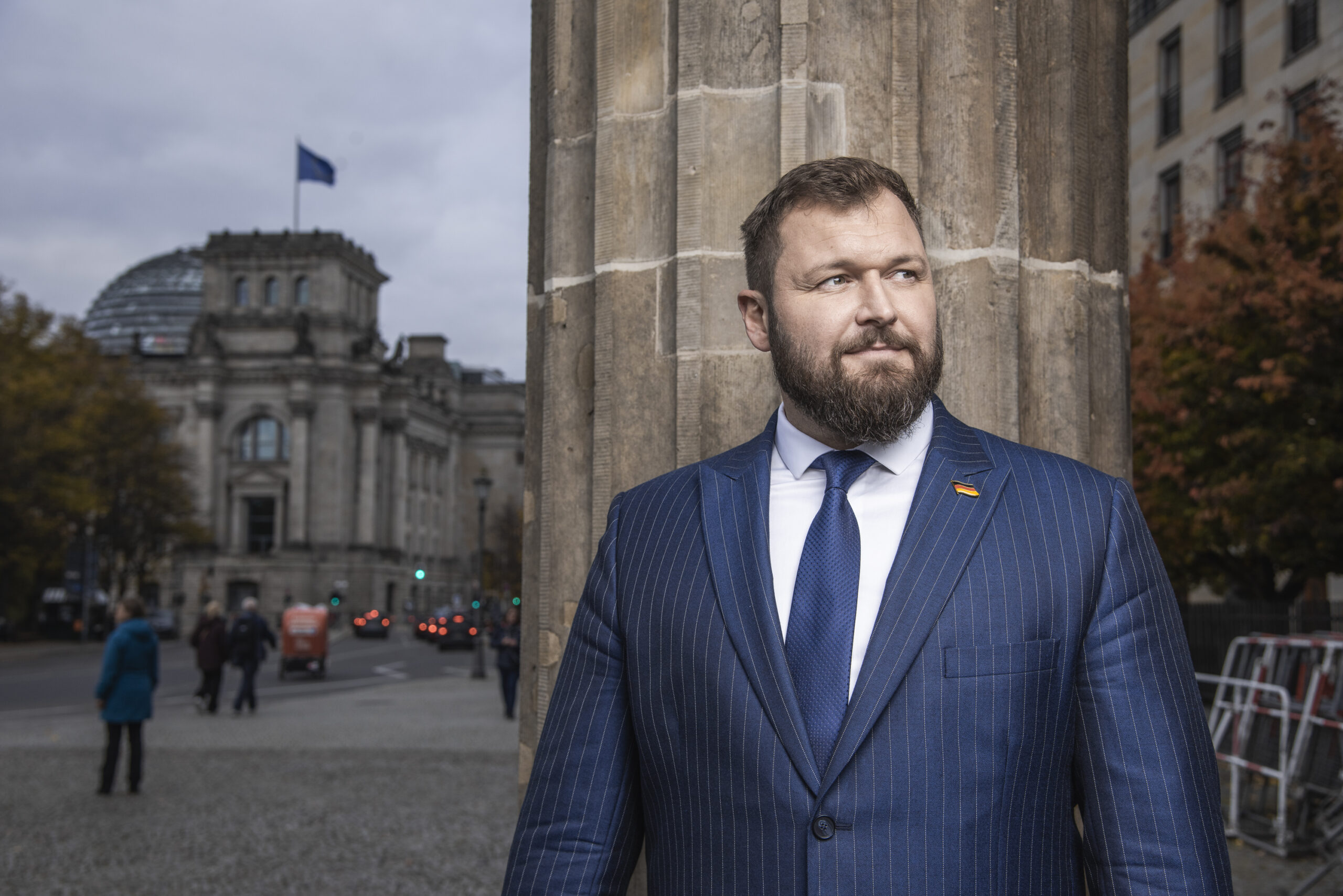 Thomas Ladzinski vor dem Reichstagsgebäude in Berlin